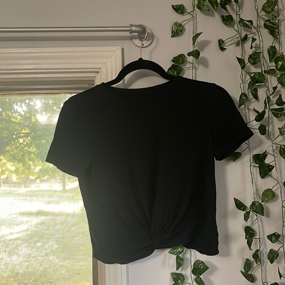 It is a short sleeve tee from hollister with a knot in the front it’s a small.